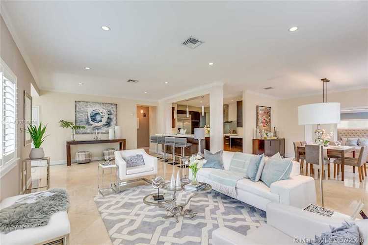 4323 N Bay Rd Miami Beach, FL 33140