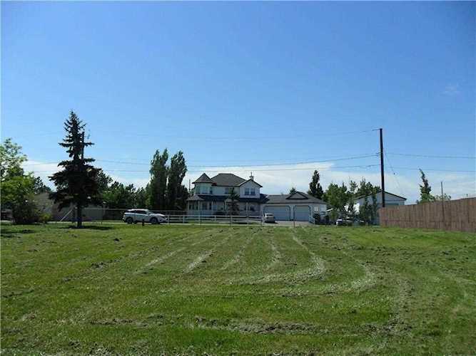 11336, 11342 88 St SE Calgary, AB T3S 0A4