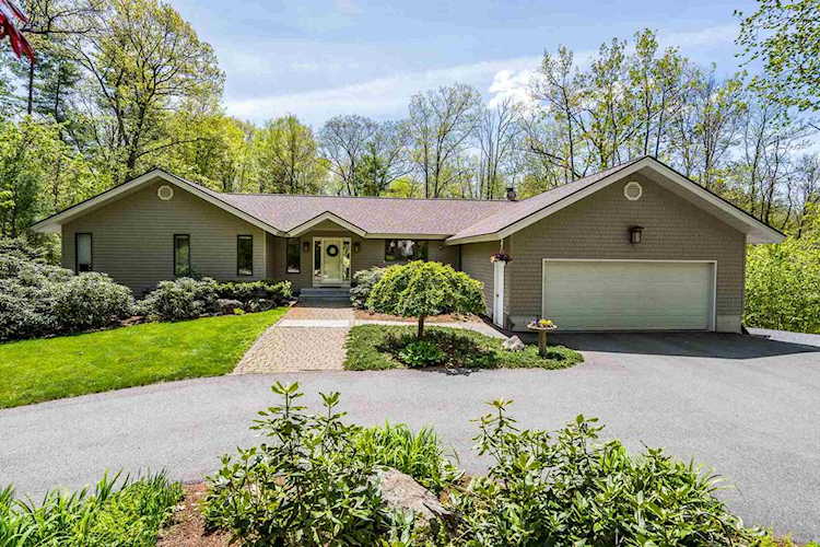 77 Oriole Dr Bedford, NH 03110