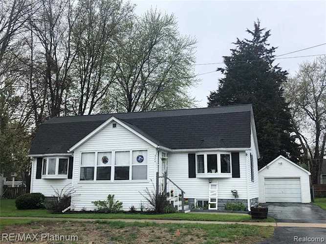 324 S Collins St Fowlerville Vlg, MI 48836