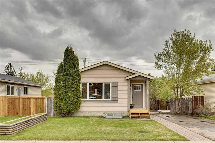 48 Erin Grove Close SE Calgary, AB T2B 2T4