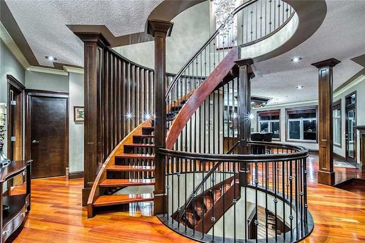 30 Aspen Meadows Heath SW Calgary, AB T3H 5Z6