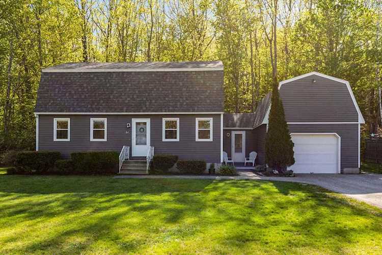 61 Ledgeview Dr Rochester, NH 03839