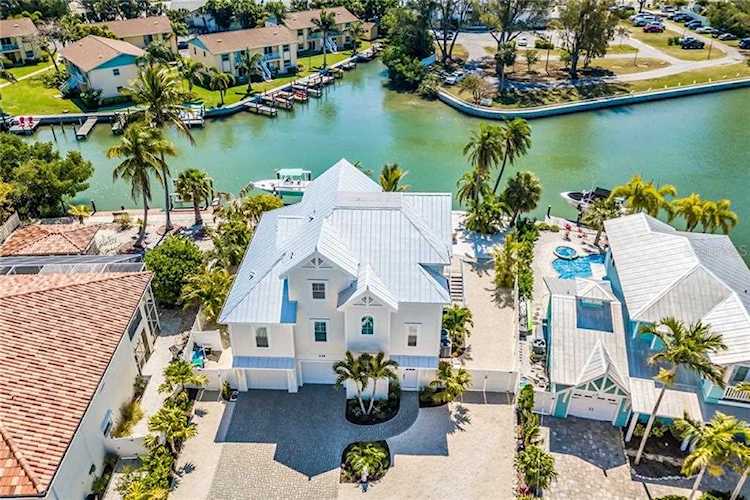 236 Lakeview Dr Anna Maria, FL 34216