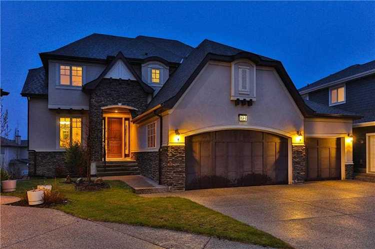 72 Rockcliff Grove NW Calgary, AB T3G 0C8