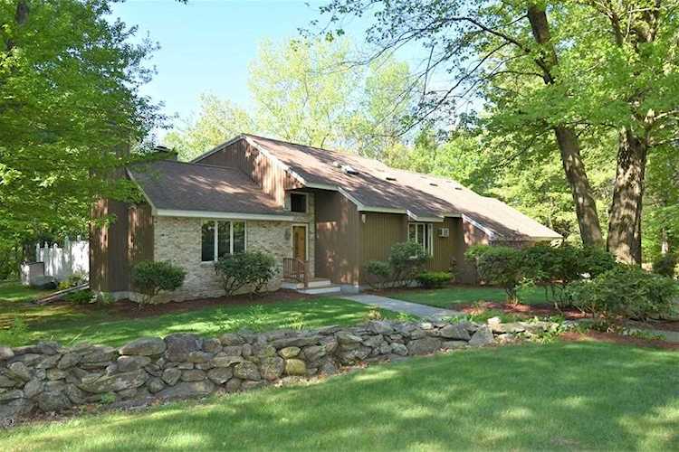 12 Nancy Ct Leominster, MA 01453