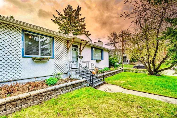 404 35 Avenue NW Calgary, AB T2K 0C1