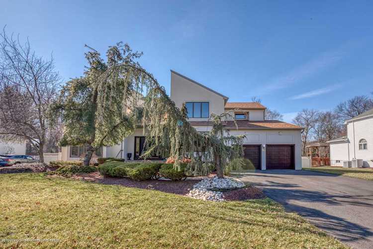 208 Tracy Dr Morganville, NJ 07751