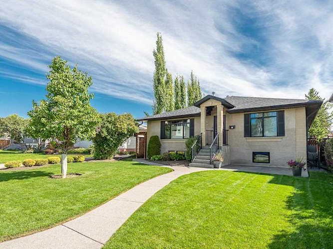 2632 31 Street SW Calgary, AB T3E 2N8