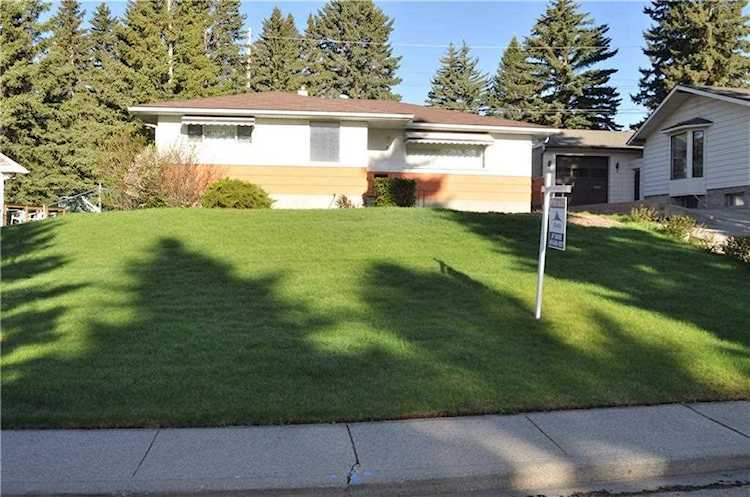 30 Roselawn Crescent NW Calgary, AB T2K 1K6