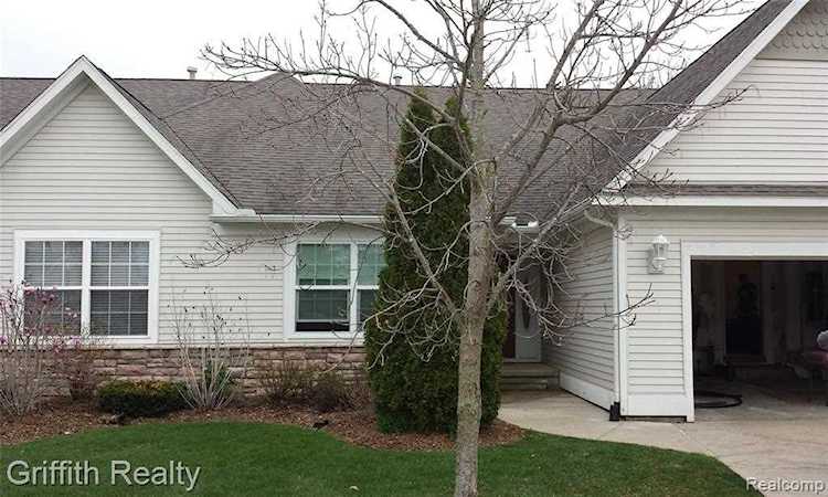 211 Victoria Park Ct Howell, MI 48843