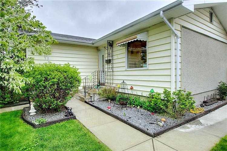 247 Maddock Way NE Calgary, AB T2A 3X5