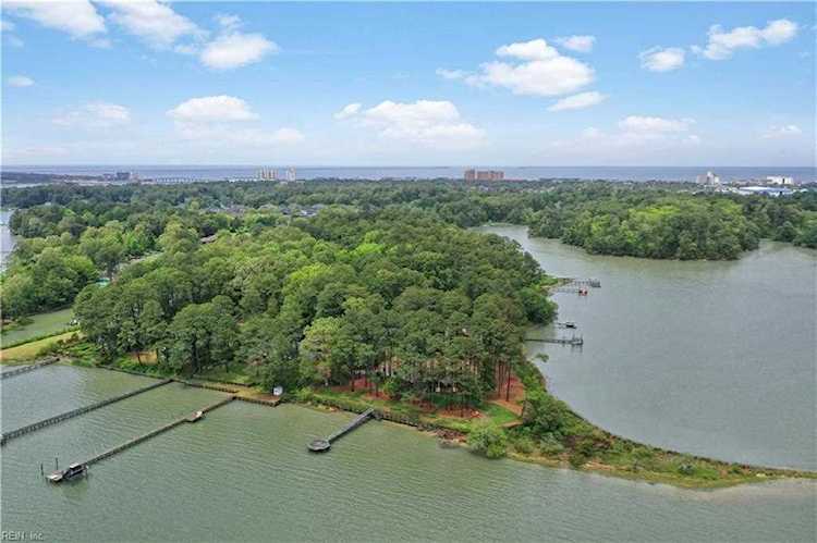 1694 S Woodside Ln Virginia Beach, VA 23454