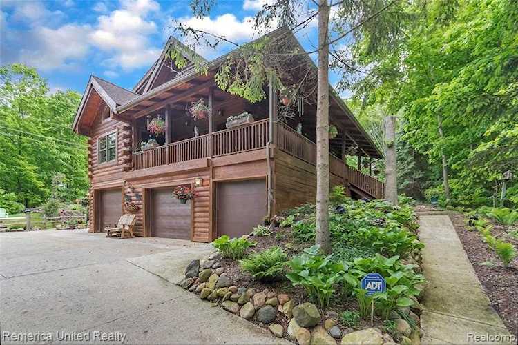 2072 W Barron Rd Howell Twp, MI 48855