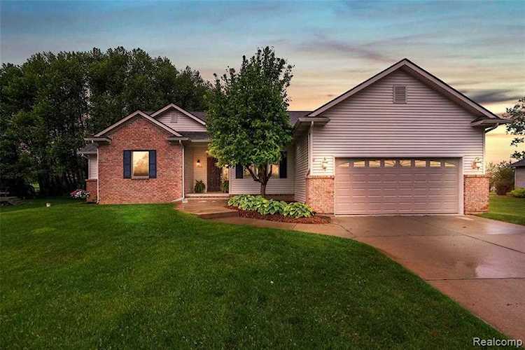 12310 Water Greens Ct Fenton Twp, MI 48430