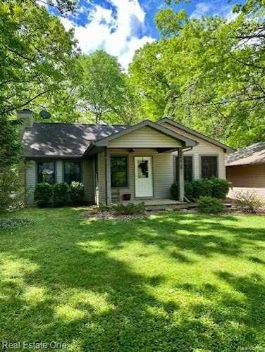 4572 Oaklawn Dr Hamburg Twp, MI 48169