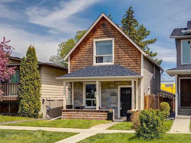 212 15 Street NW Calgary, AB T2N 2A7
