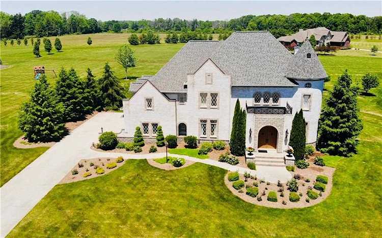 7850 Cheval Rue Court Zionsville, IN 46077