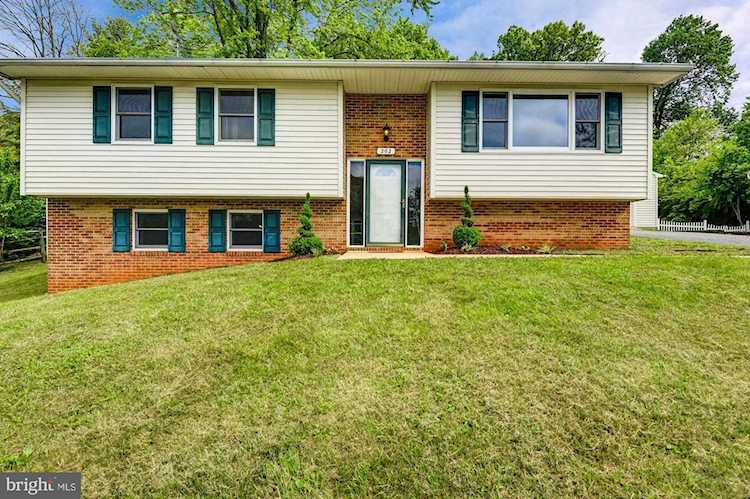 202 Lincoln Ln Sykesville, MD 21784 | MLS ® MDCR196910 Photo 1