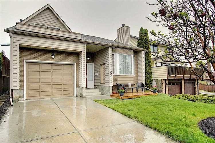 223 Edgeland Road NW Calgary, AB T3A 2Y3