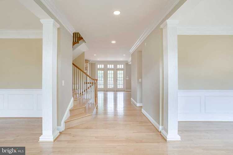 820 Golden Arrow St Great Falls, VA 22066