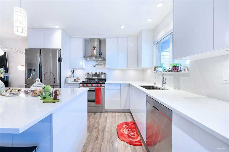 2956 Connaught Avenue North Vancouver, BC V7K 1Y2