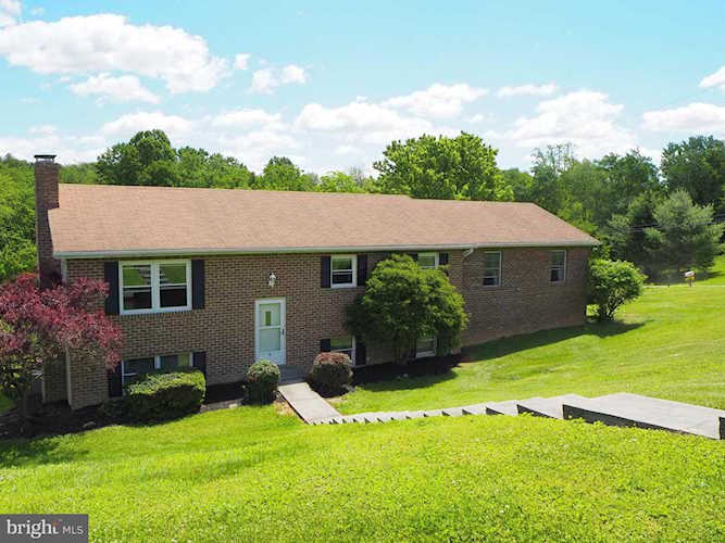 5 Panorama Ln Hanover, PA 17331