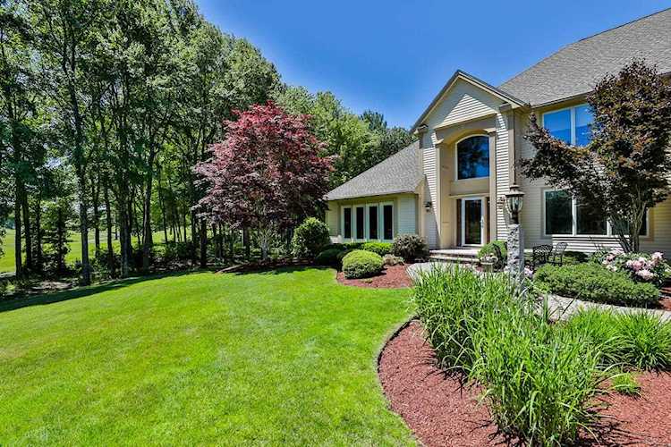 12 Gilboa Ln Nashua, NH 03062
