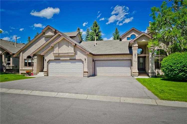 144 Oakbriar Close SW Calgary, AB T2V 5G8