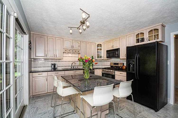 16 Hartford Cir Andover, MA 01810