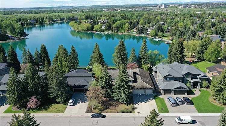 723 Lake Placid Dr SE Calgary, AB T2J 4B9