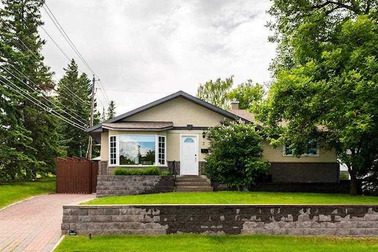 3 45 St SW Calgary, AB T3C 2B2