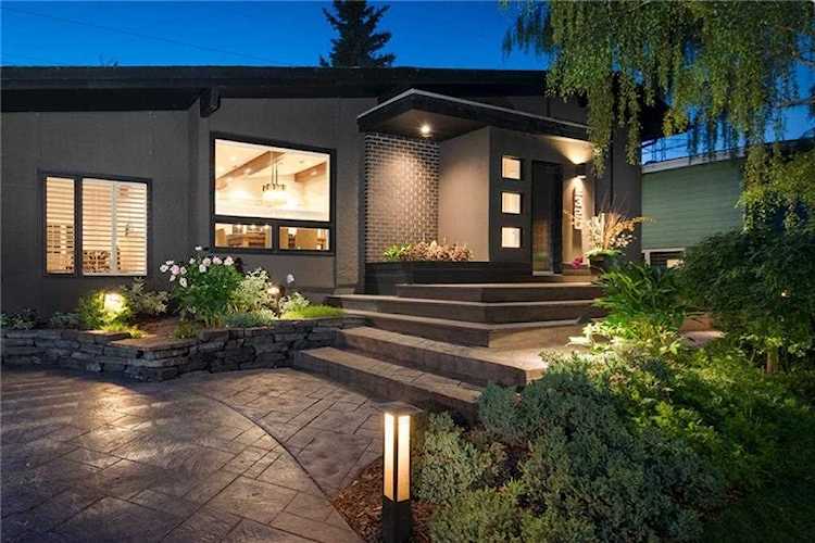 2320 Lancing Ave SW Calgary, AB T3E 5P4