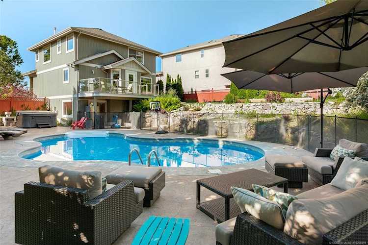 902 Westview Way West Kelowna, BC V1Z3Z3