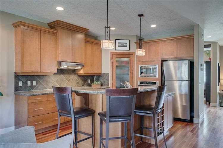 1416 21 Ave NW Calgary, AB T2M 1L6