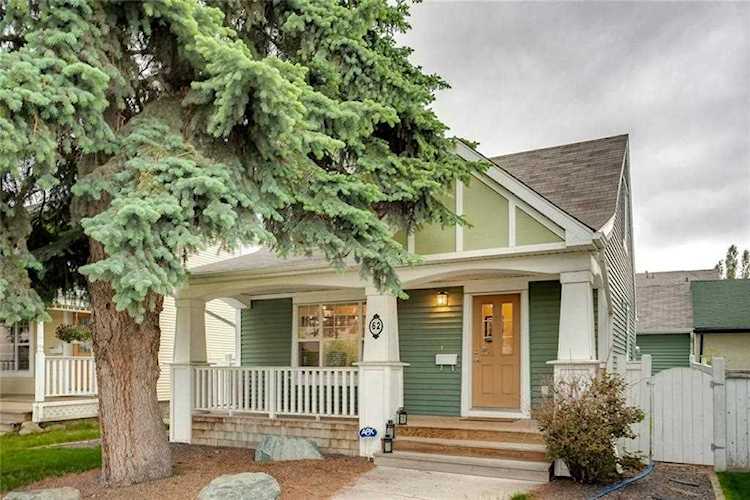 62 Couture Crescent SW Calgary, AB T3E 7V2
