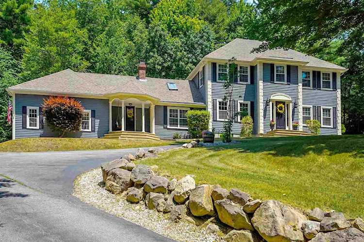 18 Hawk Dr Bedford, NH 03110