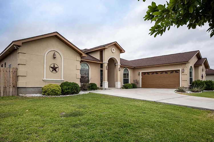 211 Running Bear Del Rio, TX 78840