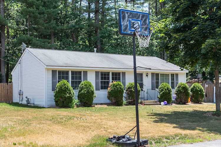 15 Baltimore Rd Nashua, NH 03062