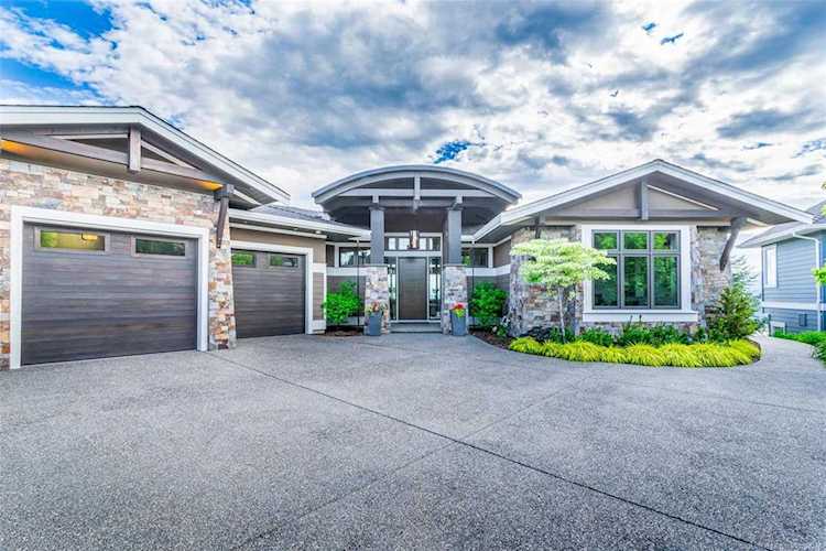 162 Skyland Drive Kelowna, BC V1V3A1