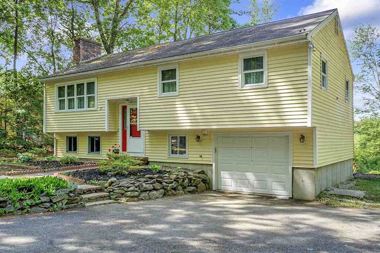 32 Hall Rd Londonderry, NH 03053
