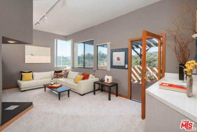2811 La Cuesta Drive Los Angeles, CA 90046