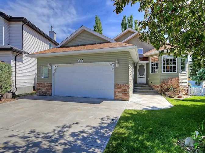 312 Highwood Village Place NW High River, AB T1V 1W1