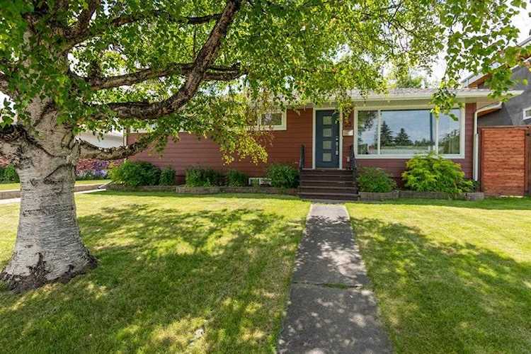 33 Malibou Road SW Calgary, AB T2V 1W9