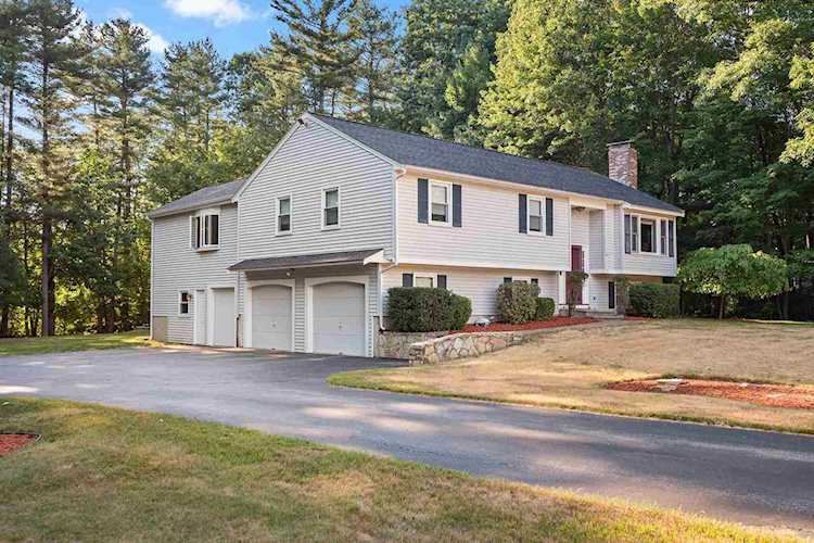 17 Skylark Dr Derry, NH 03038