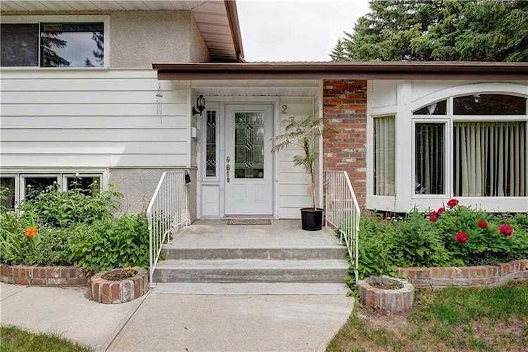 2728 Lionel Crescent SW Calgary, AB T3E 6B2