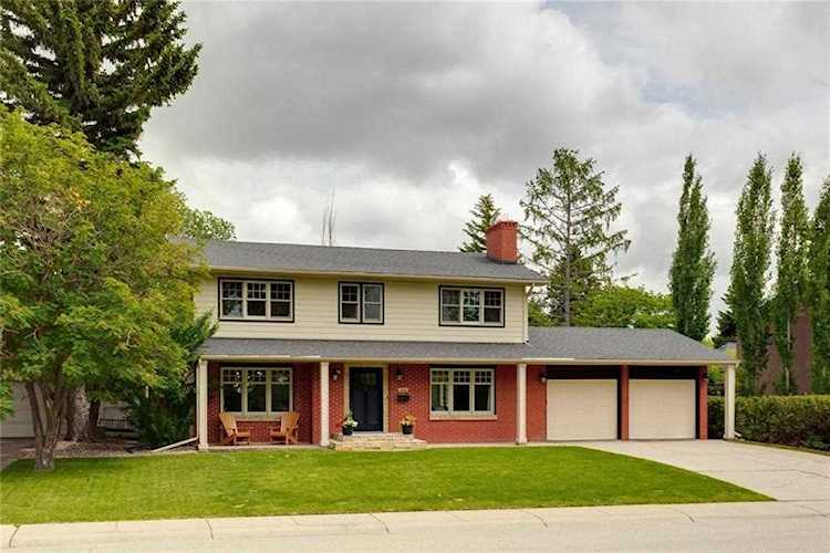 64 Colleen Crescent SW Calgary, AB T2V 2R3
