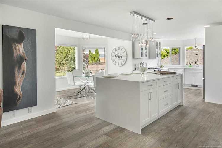 5422 Tanager Court Kelowna, BC V1W4K5
