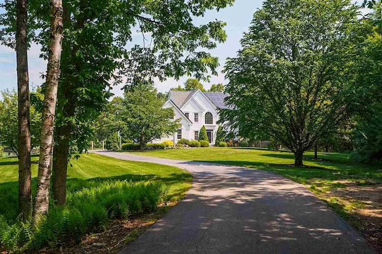 23 Mcafee Farm Rd Bedford, NH 03110