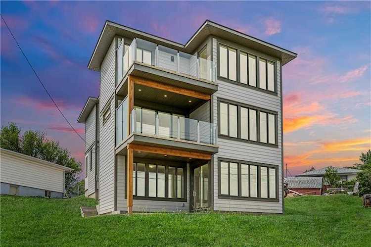 130 44 Avenue NE Calgary, AB T2E 2N8